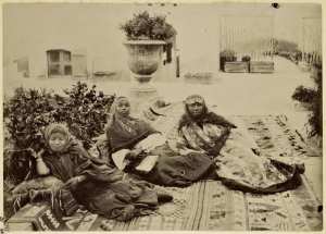 [Femmes du sud algérien avec bijoux ?] (Photo rare)