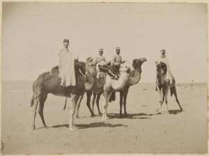 Colonne du capitaine Pujat chargé de la construction du Fort Lallemand : militaires dont probablement le lieutenant topographe Jules-Camille Hamelin (1866-1958] (Photo rare)