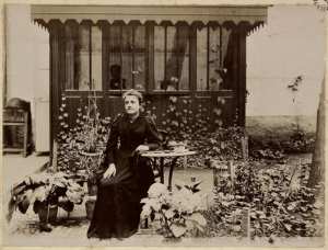 [Femme posant devant une véranda, logement d'un officier de la division de Constantine ?] (Photo rare)