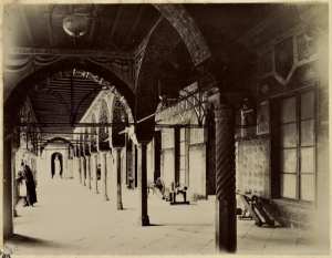 [Constantine. Galerie du palais du bey de Constantine, siège de la division militaire] (Photo rare)