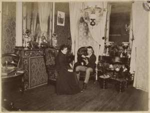 [Appartement avec jeune homme lisant et une femme.Logement du commandant de la division de Constantine ?] (Photo rare)