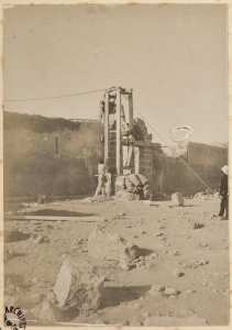 [Construction du Fort Lallemand par la colonne du capitaine Pujat : pose des pierres de taille du portail] (Photo rare)