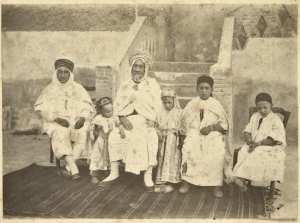 [Vieil homme arabe sans doute de Touggourt décoré avec sa famille] (Photo rare)