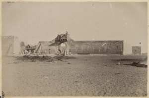 Colonne du capitaine Pujat chargé de la construction du Fort Lallemand : achèvement de la plate-forme au-dessus de la porte] (Photo rare)