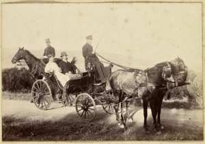 [Constantine. Personnages officiels en calèche : un civil, un militaire (le chef de la division?) et un cavalier] (Photo rare)