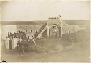 [Construction du Fort Lallemand par la colonne du capitaine Pujat : portail] (Photo rare)