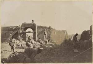 [Construction du Fort Lallemand par la colonne du capitaine Pujat: portail vu de l'intérieur] (Photo rare)