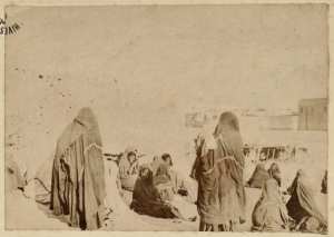 [Femmes et enfants dans une ville saharienne] (Photo rare)