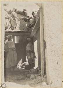 [Construction du Fort Lallemand par la colonne du capitaine Pujat : construction des arceaux?] (Photo rare)