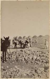 [Construction du Fort Lallemand par la colonne du capitaine Pujat à Hassi bel Héirane] (Photo rare)