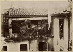 [Constantine. Balcon avec femme et enfants, logement d'un officier ?] (Photo rare)