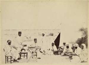 Un campement [Officiers et soldats méharistes] (Photo rare)