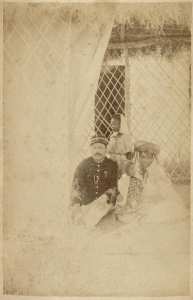 [Un militaire avec sa femme et sa fille] (Photo rare)