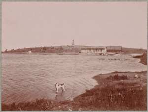 Port-aux-Poules. Dans le fond, établissement thermal (Photo rare)