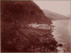 Les Bains-de-la-Reine. Photographie prise de l'hôtellerie. Dans le fond, St André-de-Mers-el-Kébir (Photo rare)