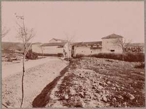 Bou-Hanifia : l'hôtellerie comprenant quelques baignoires (Photo rare)