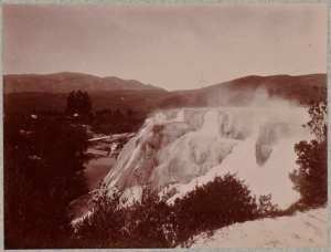 Hammam-Meskoutine. La  grande source, pour montrer la vapeur qui s'en dégage à certains jours (Photo rare)