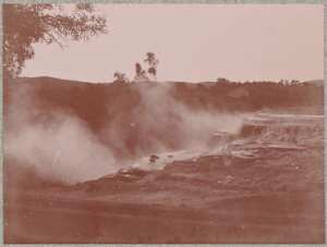 Hammam-Meskoutine. La  grande source ; à droite partie gauche de la photographie suivante [n° 69] (photographie prise à la tombée du jour par un vent assez fort) (Photo rare)