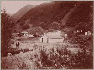 Hammam-Melouane. A droite, sont deux petites maisons contenant chacune une source (Photo rare)