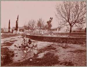 Les Eaux-Chaudes : la piscine dont le trop plein se déverse sur la gauche, où les femmes arabes lavent leur linge (Photo rare)
