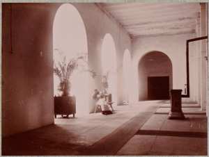 Hammam-Rirha. Salle d'attente des sous-sols où sont installés les piscines montrant le luxe des aménagements (Photo rare)