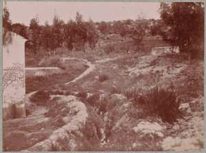 Noisy-les-Bains. De gauche à droite, la canalisation couverte, et le mur de l'établissement. (Photo rare)