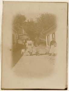 [Zouaves dans un village] (Photo rare)