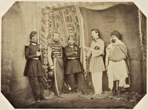 Lieutenant Rose, Lieutenant Rinaldini, Commandant Séroka, Commandant supérieur Lieutenant Saint-Martin, Med [Mohamed] Srir Kaïd de Biskra (Photo rare)