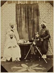 Si Ferrouk El Gueblouti, cadi des Hanoucha Ben Kermich, mokhrani du bureau arabe, Capitaine d'état-major Lewal, commandant supérieur de Souk-Harras, Abd-el-Kader Ben Youssef, tirailleur indigène nègre (cercle de Souk-Harras) (Photo rare)