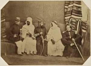 M. Gabeau, interprète militaire de 1ère classe à la direction arabe, El Hadj Mustapha, fils de l'ancien agha Mazary, le capitaine Conté, chef du bureau arabe d'Oran, El Arbi ben Yousef ex-agha de Saîda, le lieutenant  Becquet, détaché du bureau arabe d'Or (Photo rare)