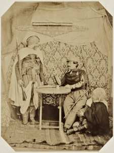 M. le commandant Allegro du 3e Spahis. Ali Chebby, fils de l'ancien agha des Hamencha, Seliman Lemdeni spahi (Photo rare)