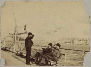 [Hommes sur le pont d'un bateau] (Photo rare)