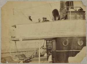 [Hommes sur un bateau] (Photo rare)