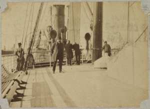 [Hommes sur un bateau] (Photo rare)