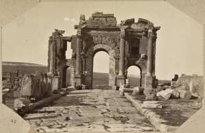 Ruines romaines Thamugadi. Arc de triomphe (Timgad) (Photo rare)