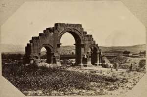 La porte romaine à Lambessa. Algérie (Photo rare)