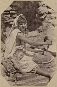 Types algériens. Femme arabe moulant le blé (Photo rare)