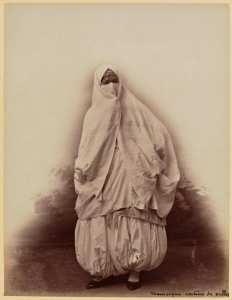 Mauresque en costume de ville (Photo rare)
