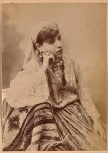 [Femme en costume d'intérieur] (Photo rare)