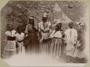 Algérie. [Groupe composé de femmes et d'enfants en costume] (Photo rare)