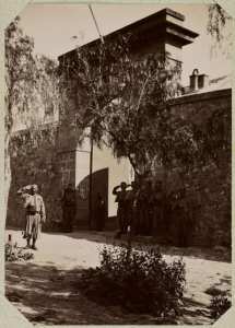 [Entrée d'un bâtiment militaire situé à El Aricha ou Ammi-Moussa] (Photo rare)