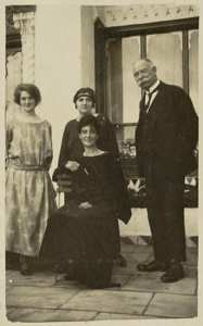 [Jules Meyer, médecin militaire et des proches] (Photo rare)