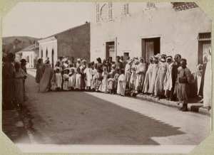 [Groupe posant dans une rue d'El Aricha] (Photo rare)