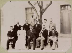 M. Etienne à Ammi-Moussa.  M. Vermot, greffier notaire (contre l'arbre), (de gauche à droite au 1er rang) M. Bucher, adjoint à l'administrateur, Lilotte, administrateur, Vauthier, 2ème adjoint, Chassain secrétaire de la commune mixte, 2ème rang assis, Loi (Photo rare)