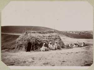 Algérie. Devant un gourbi arabe (Oulad bou Riah) (Photo rare)