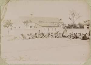 Algérie. [El Aricha.] Indigènes marocains devant l'hôpital militaire (Photo rare)
