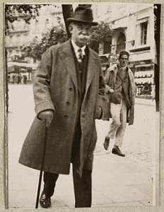 [Jules Meyer, médecin militaire dans une rue probablement à Alger] (Photo rare)