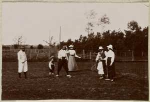 Algérie [Groupe d'hommes et de femmes et un enfant jouant au tennis] (Photo rare)