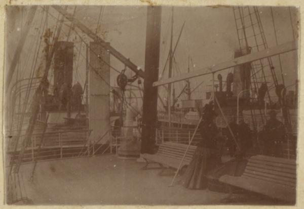 [Quais de Marseille et un navire] (Photo rare)