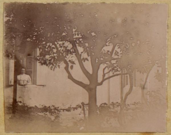 [Femme à une fenêtre] (Photo rare)